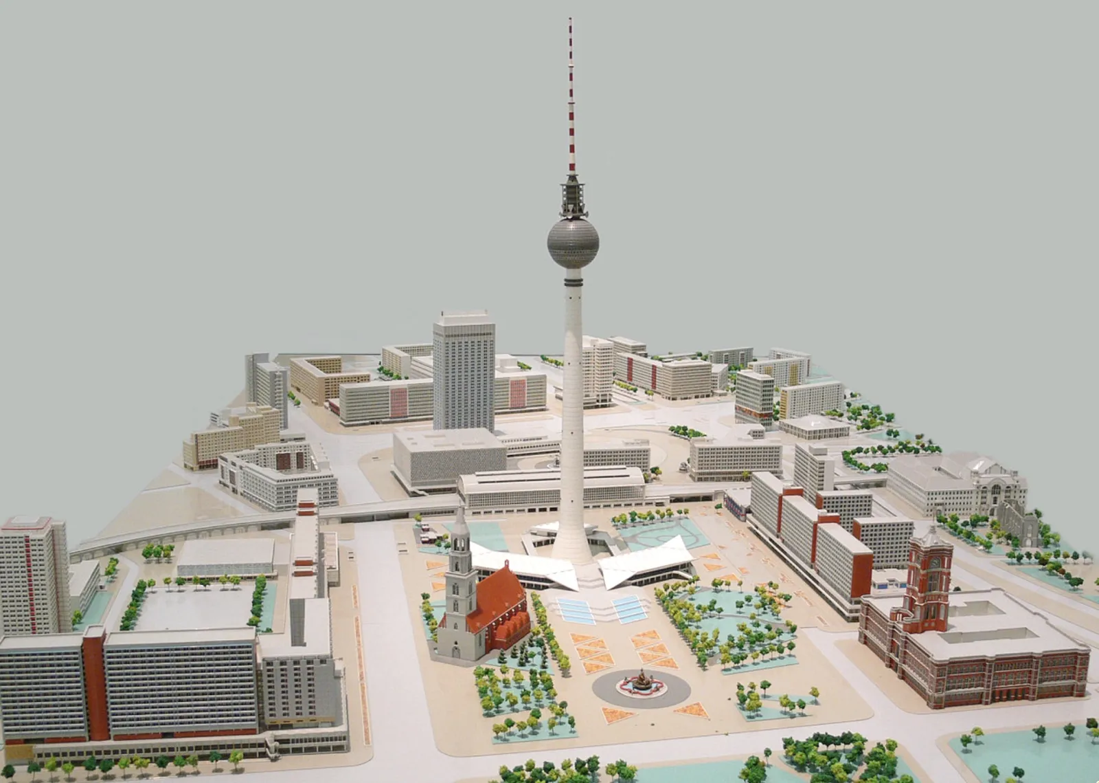 Prassers erste Aufgabe in Berlin war die Bauausführung am Alexanderplatz mit einigen eigenen Entwürfen, wie zum Beispiel die Freiflächengestaltung zwischen Fernsehturm und Spree.