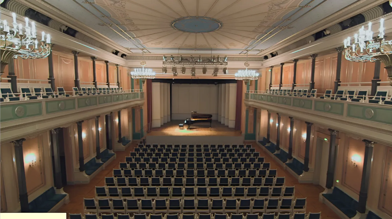 Nachdem Prasser einige Motive aus dem früheren Kammermusiksaal in den grossen Konzertsaal übernommen hatte, musste auch der kleine Saal neu gestaltet werden: „Der Kammermusiksaal ist die Kammer, das ist was feminines, und der grosse Saal ist maskulin", so beschreibt es Prasser (aus dem Film „Schinkel neu komponiert", 2014).